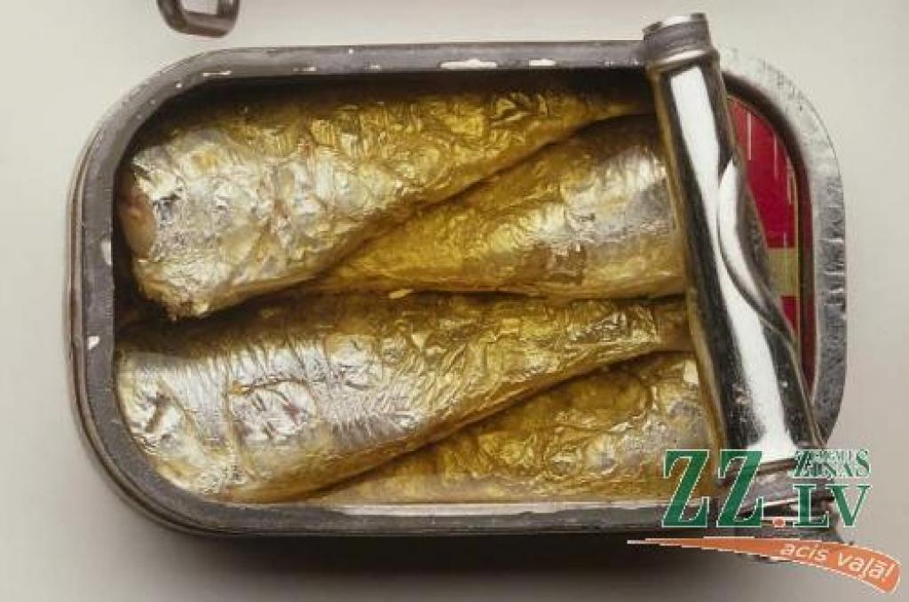 Šprotes eļļā vietām kļuvušas teju par Latvijas vizītkarti. Pēc noteiktā derīguma termiņa šī produkta lietošana uzturā gan var izraisīt ne pārāk vēlamu organisma reakciju.
Autors: No «Ziņu» arhīva.