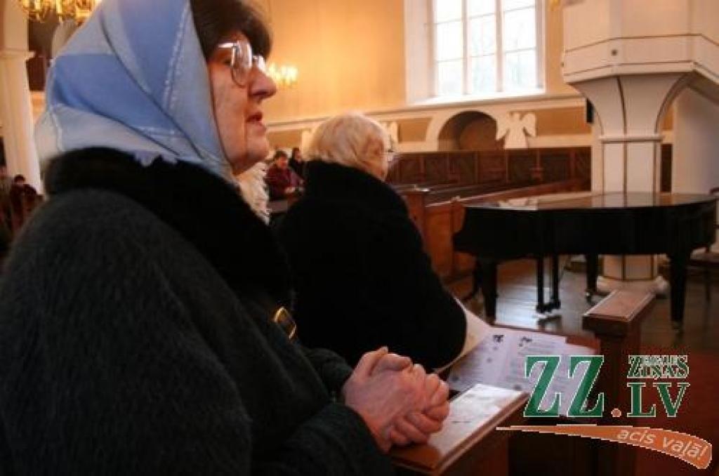 Mācītāja aizlūgumam par mieru un piedošanu trešdien Sv.Annas baznīcā pievienojās arī dievkalpojuma apmeklētāji.
Autors: Agris Samcovs.