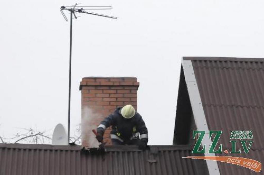 Svētē kādas mājas saimniekam ugunsnelaimes dēļ kā nevajadzīga papildus dāvana zem eglītes svētkos ticis arī uzlauzts jumts...
Autors: Inga Karlinska.