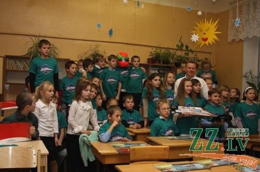 Ātrumlaivu pilota Uģa Grosa kopbilde ar Aizupes pamatskolas 4.klases skolēniem un audzinātāju.
Autors: Krišjānis Grantiņš.