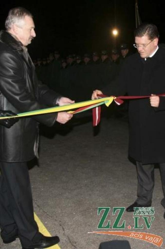 Pusnaktī Latvijas Republikas iekšlietu ministrs Mareks Segliņš un viņa Lietuvas kolēģis Reģimants Čupaila atsien simboliskās abu valstu karogu krāsās veidotās lentas. Ar šo brīdi ierastā robežkontrole tiek atcelta jau uz 24 valstu iekšējām robežām.
Autors: Inga Karlinska.