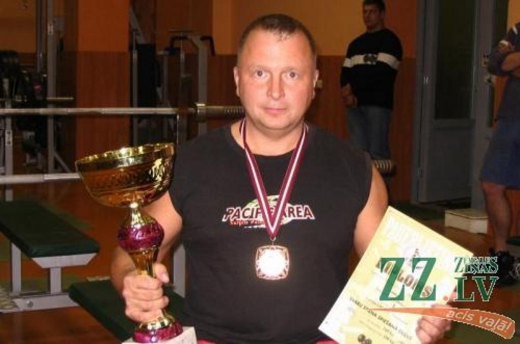Sporta kluba «Apolons» pauerliftingists Oļegs Illarionovs šogad kļuva par divkārtēju Latvijas čempionu.
Autors: No Edmunda Jansona personīgā arhīva.