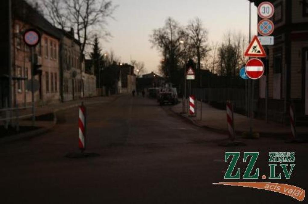 Tērvetes ielas posms pagaidām vēl slēgts, taču vēl pirms svētkiem remontēto brauktuvi varēs iemēģināt riteņotie transporta līdzekļi.
Autors: Lāsma Antoneviča.