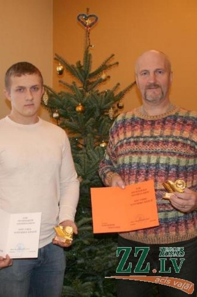 «Bija ļoti sīva cīņa, bet, pateicoties trenerim un labai taktikai, izdarīju visu, lai uzvarētu,» stāsta novembra sporta laureāts Maksims Trubačistovs (no kreisās). Attēlā – kopā ar treneri Edmundu Jansonu.
Autors: Linda Lindenbauma.