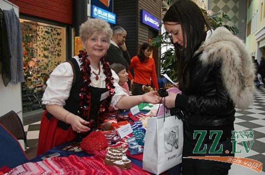 Latvijas Poļu savienības Jelgavas nodaļas vadītāja Marija Soloha piedāvā atraktīvas, krāsainas čībiņas.
Autors: Inga Karlinska.