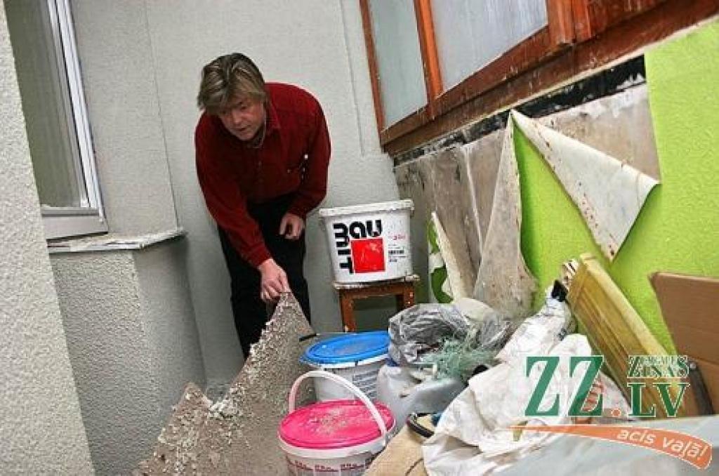 Dzīvokļa īpašnieks Aldis Rupeiks pauda nožēlu, ka strādnieki nav pat painteresējušies, vai uz lodžijas atstātais paklājs vēl tiks izmantots, un nav arī remontdarbu laikā to apklājuši. Tagad tas ir izmetams.
Autors: Agris Samcovs.