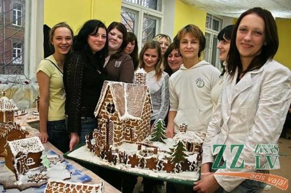 Jelgavas Amatu skolas konditorejas specialitātes 2.kursa audzēkņi. Visievērojamāko «piparkūku kompleksu» veidojis Jānis Šapnaģis (trešais no labās).
Autors: Agris Samcovs.
