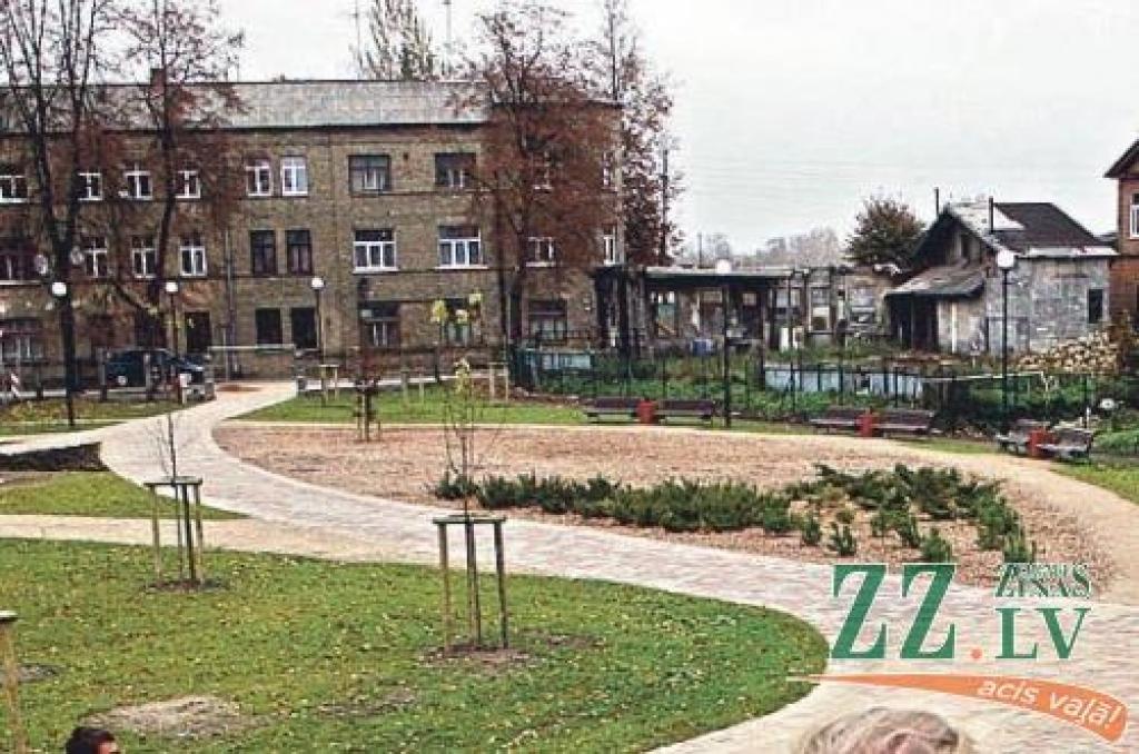 Atjaunotā Uzvaras parka tuvumā liels Kaukāza šķirnes jauktenis suns regulāri skraida bez uzpurņa un biedē jelgavniekus.
Autors: Agris Samcovs.