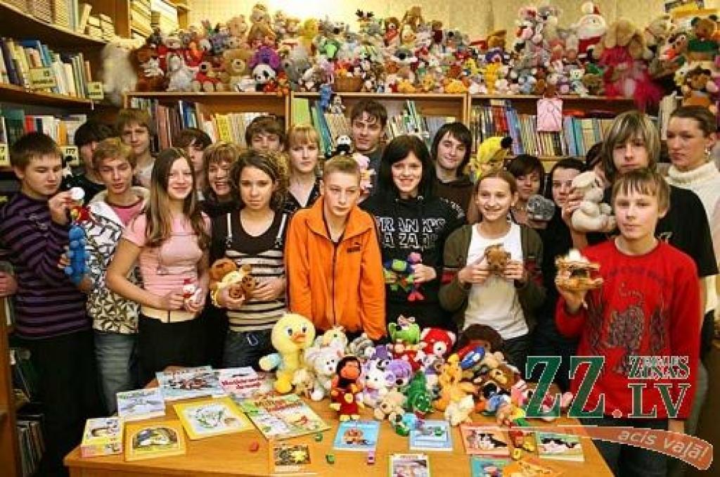 «Uzdāvini prieku» rīkotāji - 8.c klase ar saziedotajām mantām. Pirmajā rindā trešā no kreisās - idejas autore Madara Osīte.
Autors: Agris Samcovs.