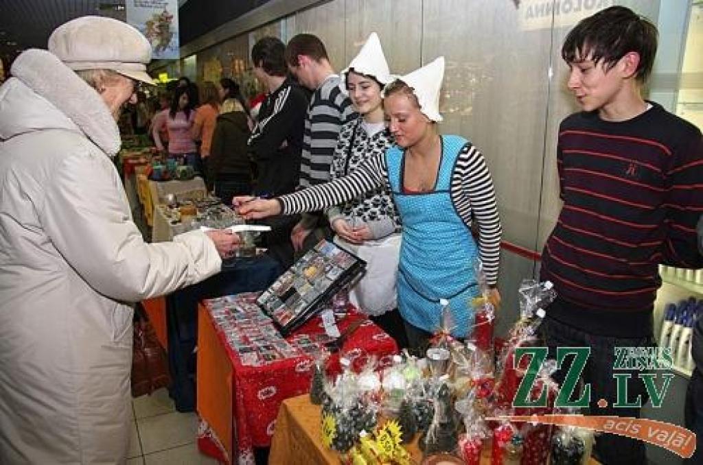 No maziem suvenīriem līdz praktiskām lietām - tāds bija mācību uzņēmumu piedāvātais preču sortiments.
Autors: Krišjānis Grantiņš.