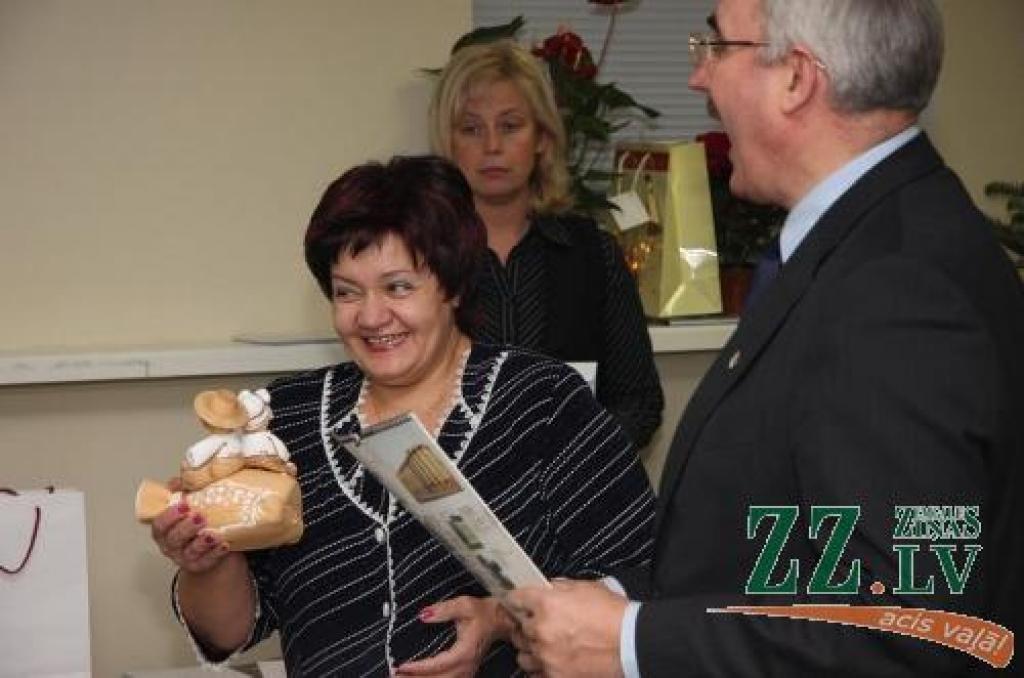 Ukraiņu kultūras centra «Džerelo» priekšsēdētāja Gaļina Jurčenoka dāvina pilsētas mēram Andrim Rāviņam krājkasīti. Lai bagāts nākamais gads, tā sacīt!
Autors: Krišjānis Grantiņš.