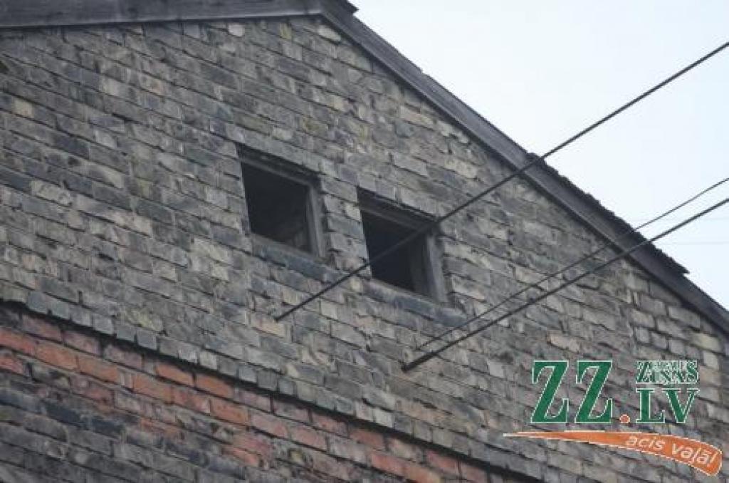 Šajā namā, šķiet, siltuma ir pārpārēm - āra temperatūra noslīd zem nulles, bet ēka joprojām ir bez logiem.
Autors: Krišjānis Grantiņš.