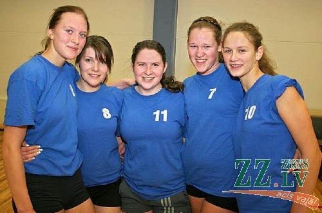 Jelgavas rajona Sporta centra (JRSC) volejbola komanda - Līga Plāte, Marina Moskuļuka, Baiba Riharde, Jana Pogožeļska un Marta Ozoliņa.
Autors: Agris Samcovs.