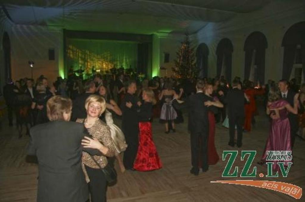 Ja uz skatuves muzicē Raita Ašmaņa bigbends, visiem gribas aizvirpuļot raitos dejas soļos. 
Autors: Inga Karlinska.