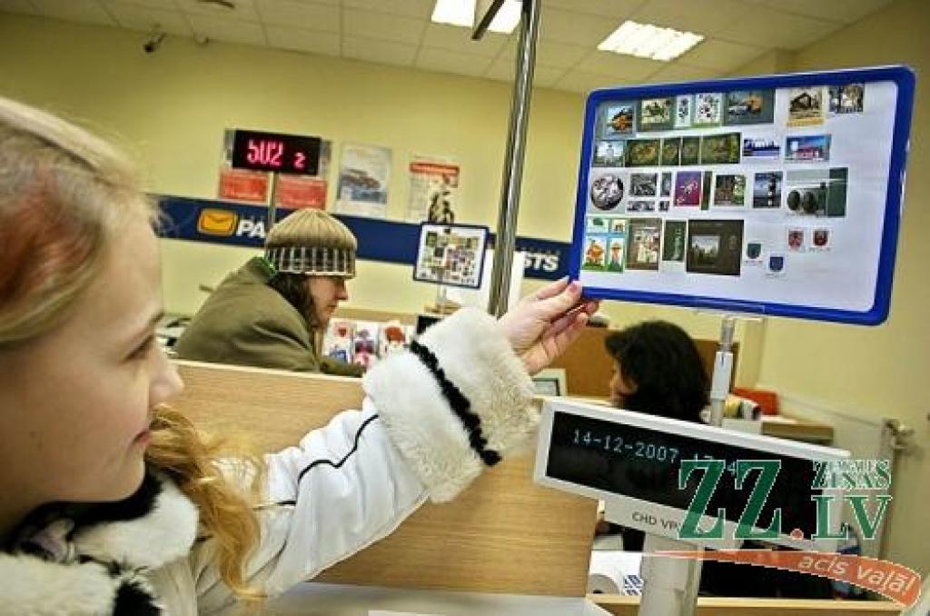 Arī šogad decembrī vēstules sūta vairāk nekā parasti, secinājuši Latvijas Pasta darbinieki. Taču viņi arī sola, ka svētku pastmarku nepietrūkšot.
Autors: Agris Samcovs.