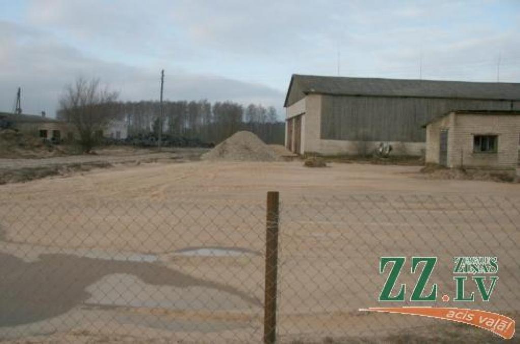 Plānotā poligona žogs jau uzcelts, lai gan lēmumam par rūpnieciskās zonas izveidi šajā vietā vēl nav likumiska spēka. Arī riepas, ko firma grasās nogādāt pārstrādei, turpina krāties milzu kaudzēs.
Autors: Inga Karlinska.