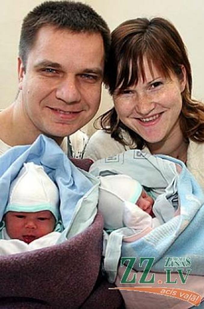 Baiba un Arvis Zīles ar jaundzimušajiem dvīņiem - meitiņu Beāti un dēliņu Gustu.
Autors: Agris Samcovs.