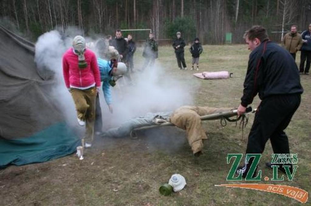 Pēdējais uzdevums distancē – ievainotā evakuēšana no piedūmotas telts. Dažām komandām tā izpildei bija nepieciešams vairāk nekā minūte laika. Attēlā - staļģenieku komanda.
Autors: Agris Samcovs.