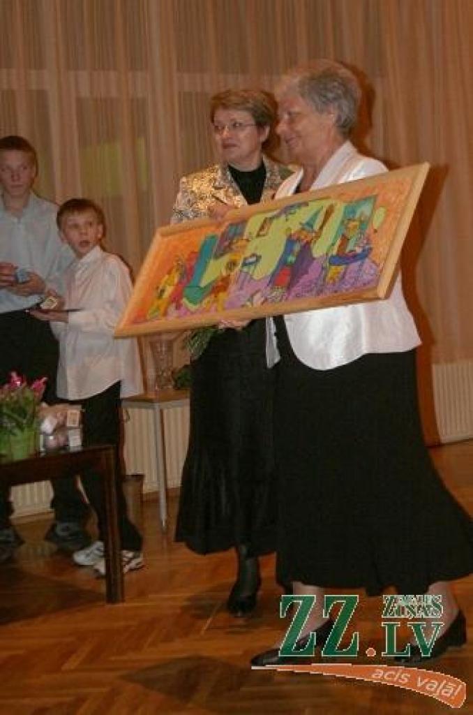 Bērnu un ģimeņu atbalsta centru bija ieradusies sveikt Jelgavas rajona Padomes priekšsēdētāja Inta Savicka (no labās).
Autors: Lāsma Antoneviča.