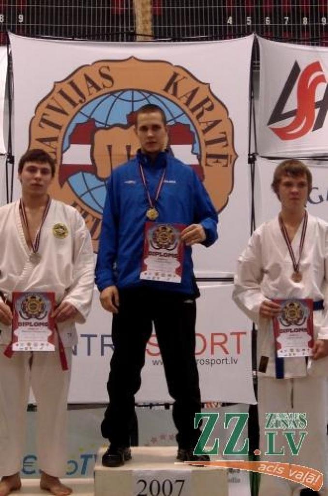 Junioru čempiona tituls - kluba «Milons» sportistam Viesturam Zātiņam (vidū), kurš startēja svarā virs 80 kilogramiem.
Autors: No kluba «Milons» arhīva.