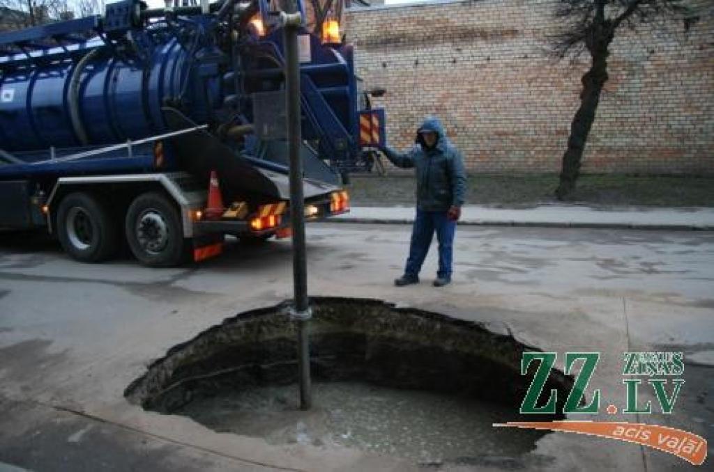 SIA «Jelgavas ūdens» ceturtdien salaboja plīsušo cauruli un izsūknēja no bedres tur sakrājušos kanalizācijas ūdeni.
Autors: Inga Karlinska.