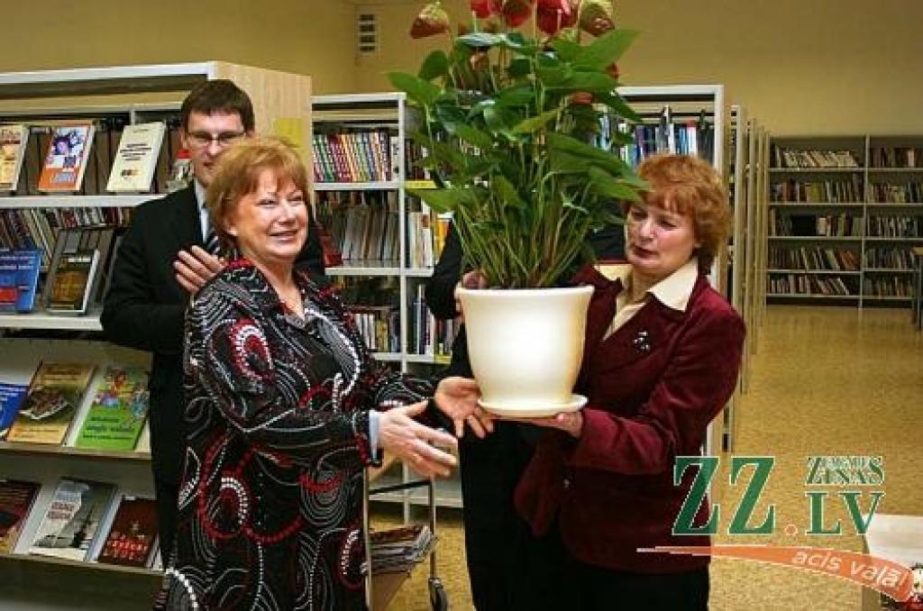 JZB direktori Aiju Nadziņu (no labās) sveic Jelgavas rajona Padomes Kultūras un interešu izglītības centra direktore Dzintra Zimaiša. Kuru amatpersonu aizsedz krāšņā antūrija?
Autors: Agris Samcovs.