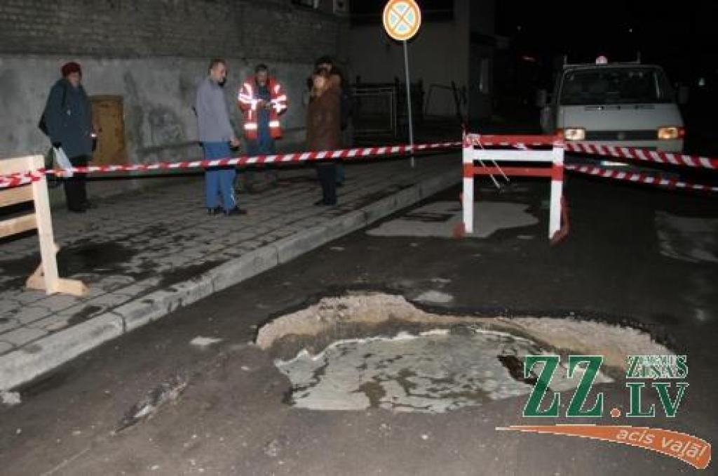 Pamatīgajā bedrē trešdienas vakarā ielūza autobuss, taču šis negadījums beidzās bez cietušajiem. Bedre ir norobežota, taču remontdarbi, domājams, sāksies ne ātrāk, kā ceturtdien.
Autors: Inga Karlinska.