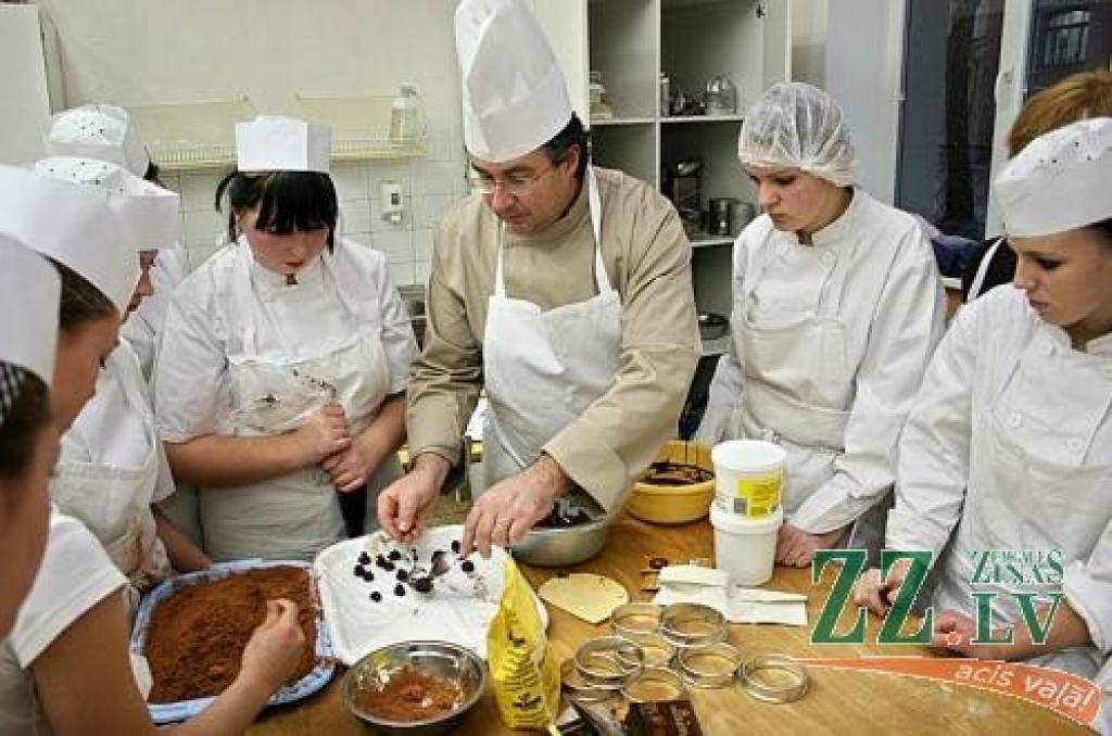 Bruno Šaperons demonstrē Amatu skolas topošajiem pavāriem un konditoriem gatavot trifeles.
Autors: Agris Samcovs.