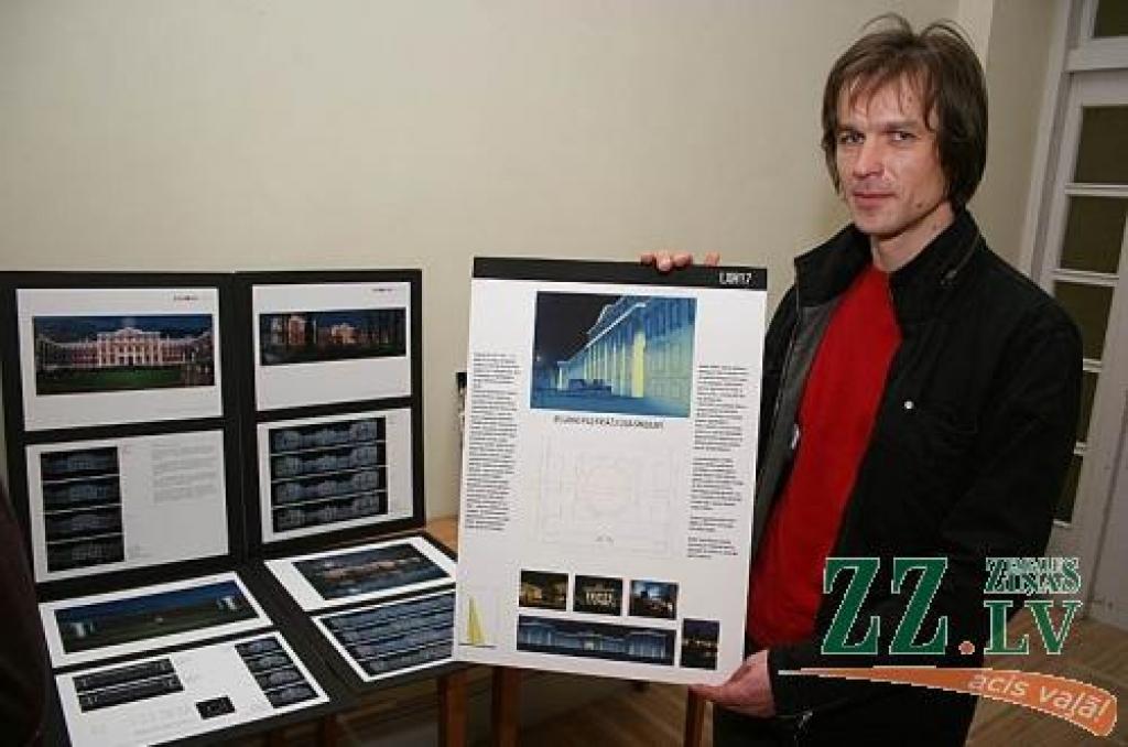 Viens no SIA «Xcelsior» projekta līdzautoriem Zigmunds Dārziņš ar gatavajām skicēm fasādes izgaismošanai.
Autors: Agris Samcovs.