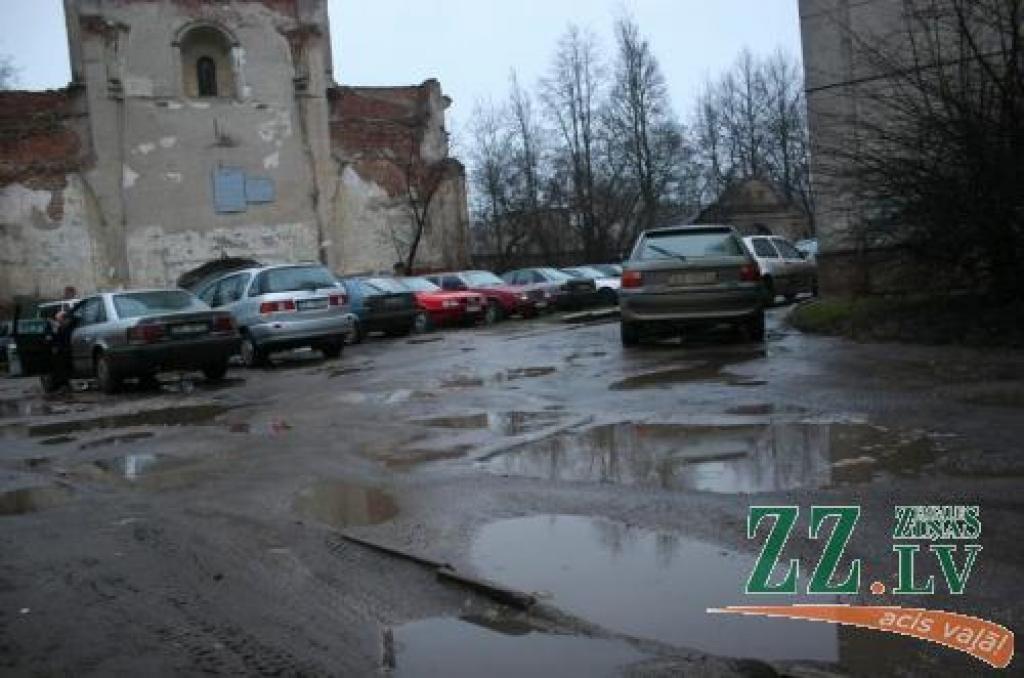 Šādi izskatās pagalms aiz LLU 1.dienesta viesnīcas J.Čakstes bulvārī.
Autors: Agris Samcovs.