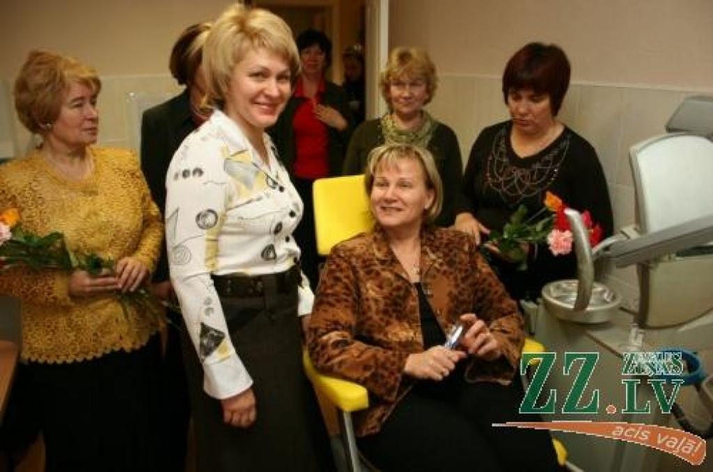 Izremontētajā medicīnas kabinetā atjaunoto zobārsta krēslu izmēģina direktora vietniece Lilija Striška (krēslā), par ko priecājās arī skolas ārste Biruta Karlauska (pirmā no kreisās) un stomatoloģe Iveta Ūdre (otrā no kreisās).
Autors: Agris Samcovs.