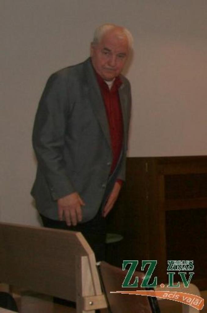 Lai mudinātu samazināt kompensācijas apmēru, Valdis Visockis tiesai iesniedzis medicīnisko uzziņu par endoprotezēšanas operāciju nepieciešamību gūžai un celim. Kā skaidro advokāts Dzintars Bluķis, sāpju dēļ viņa klients vairs nespējot uzkāpt līdz dzīvoklim. Tas gan V.Visockim netraucē turpināt vadīt autobusu un pārvadāt cilvēkus. 
Autors: Inga Karlinska.