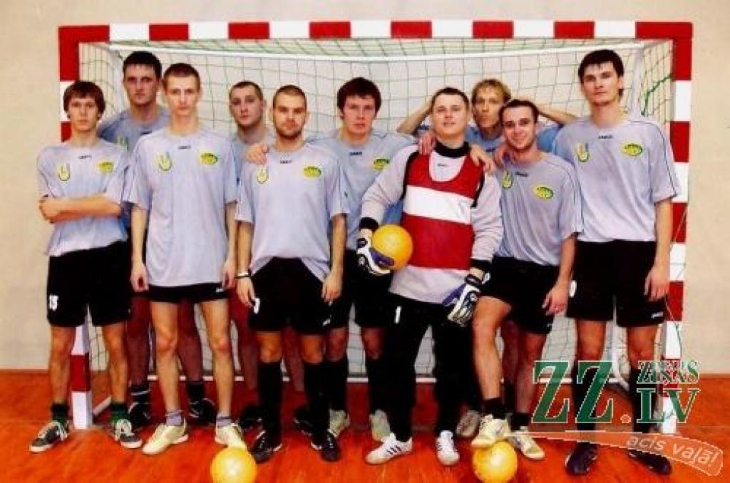 LLU telpu futbola «blice» nupat Tautas Sporta asociācijas rīkoto Latvijas Strādājošo spēļu pirmajā kārtā Ropažos pieveikusi mājinieku komandu «LKR» un Ventspils Tirdzniecības ostu, bet neizšķirti nospēlējusi ar Rīgas futbola klubu APKA.
Autors: Boļeslavs Matusēvičs.