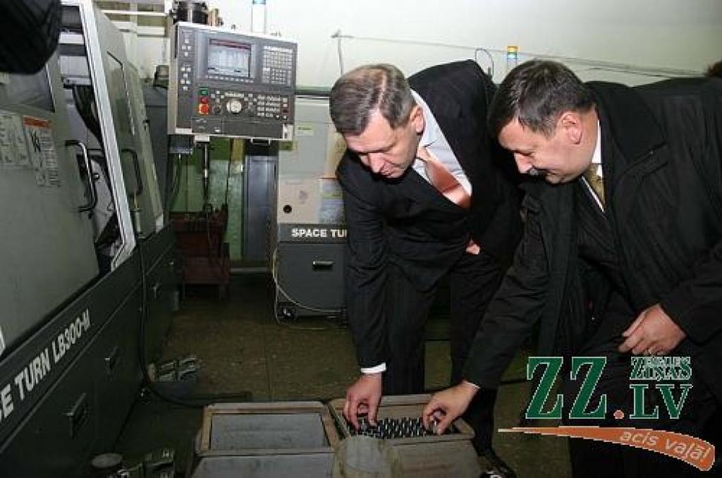 Aizsardzības ministrs Atis Slakteris un Jelgavas Mašīnbūves rūpnīcas valdes priekšsēdētājs Pēteris Bila apskata rūpnīcas gatavo produkciju.
Autors: Agris Samcovs.