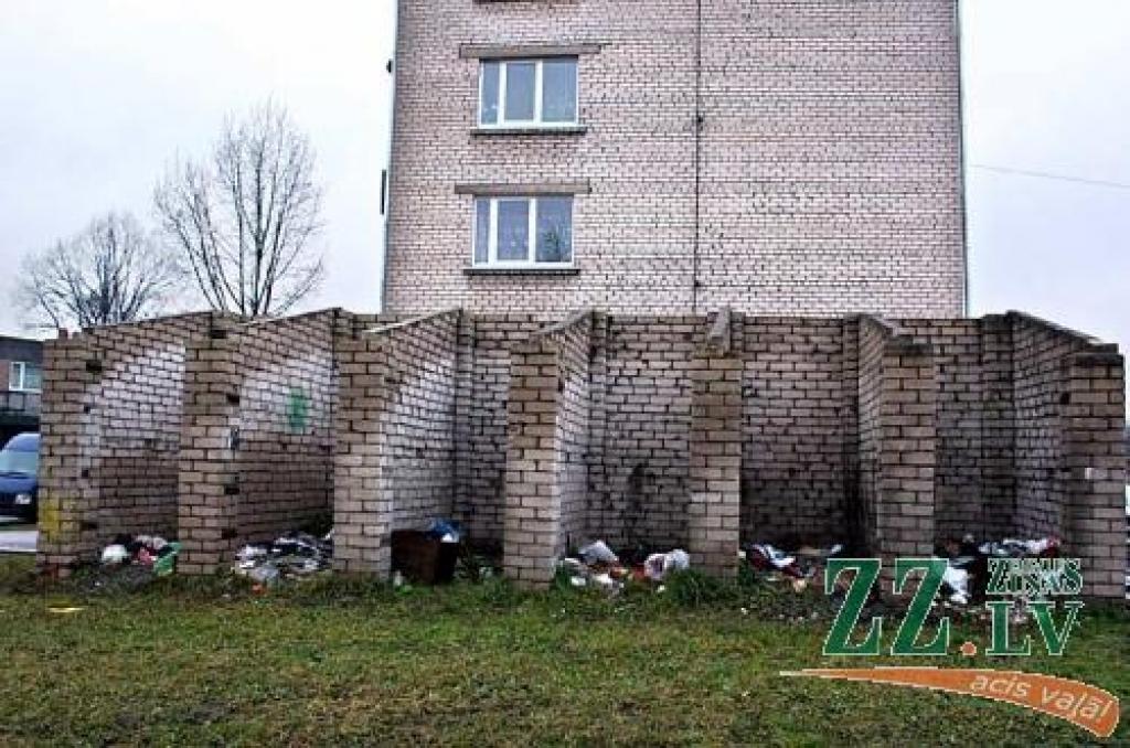 Jelgavniece Dzidras kundze lūdz attiecīgās institūcijas tikt skaidrībā ar nepievilcīgajām «barakām».
Autors: Agris Samcovs.