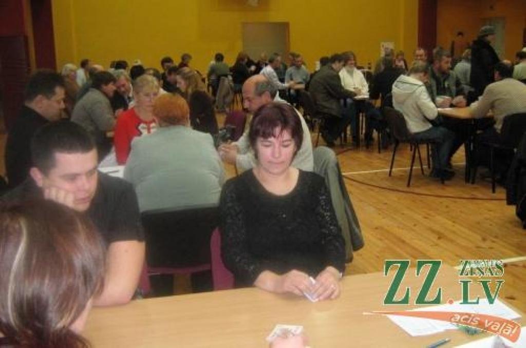 Zolītes čempionāts sestdien Valgundes Sporta centrā tika izspēlēts īstas darbdienas garumā un nopietnībā. Priekšplānā – pērnā gada čempione dāmu konkurencē Gunta Mūrniece no Glūdas pagasta.
Autors: No «Ziņu» arhīva.