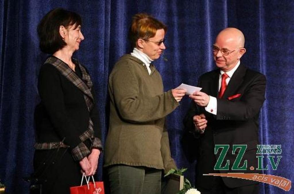 Tulkotāja Maima Grīnberga (vidū) pasniedz Lietuvas vēstniekam Latvijā Antanam Vinkusam biļeti uz operu, savukārt apgāda «Zvaigzne ABC» pārstāve Aija Lāce īpašu velti pasniedza lasītājiem.
Autors: Agris Samcovs.