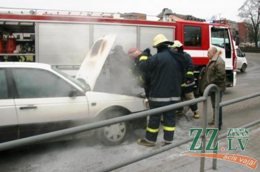 Diezin vai pēc «sarkanā gaiļa» veiktajiem postījumiem «VW» vēl būs remontējams.
Autors: Inga Karlinska.