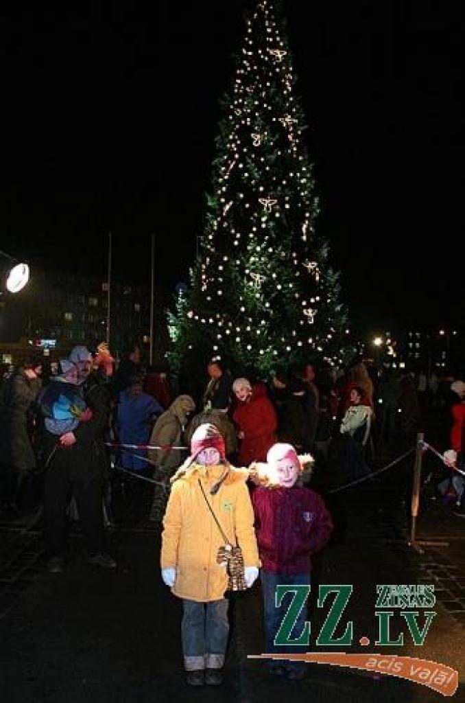 Hercoga Jēkaba laukums, tuvojoties svētkiem, kļuvis vēl gaišāks - iedegta lielā Ziemassvētku egle.
Autors: Agris Samcovs.