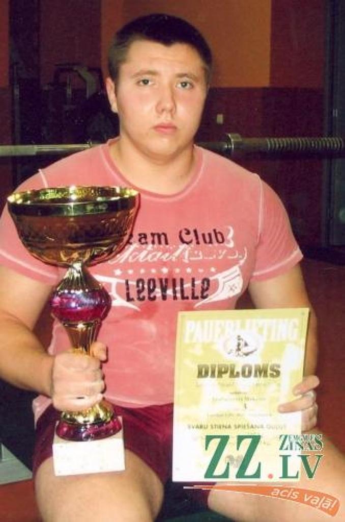 Kluba «Apolons» sportists, zelta medaļnieks spēka trīscīņā un svaru stieņa spiešanā guļus Māris Blumfelds un Harijs Petrauskis.
Autors: No kluba arhīva.