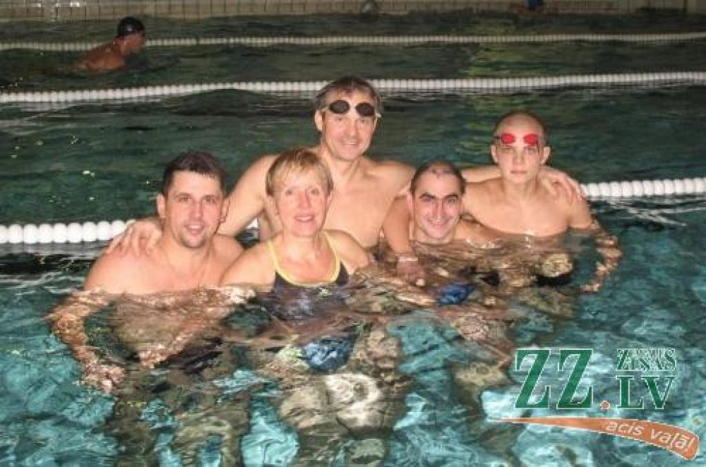 «Jelgavas roņi» – čempioni un medaļnieki. No kreisās – Aleksandrs Jakovļevs, Raisa Petrova, Andrejs Iļjuks, Valērijs Kisļakovskis un Ņikita Gorbatko.
Autors: No kluba arhīva.