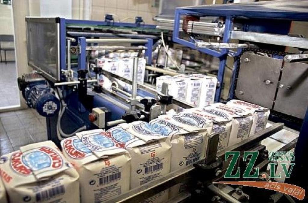 Konkurences padome pieņēmusi lēmumu atļaut Dānijas uzņēmuma «Danisco Sugar» izmantot akciju sabiedrības «Jelgavas cukurfabrika» patentēto zīmolu «Jelgavas cukurs». Jelgavas uzņēmuma vadība gan par it kā gaidāmajām pārmaiņām dzird pirmo reizi.
Autors: No «Ziņu» arhīva.