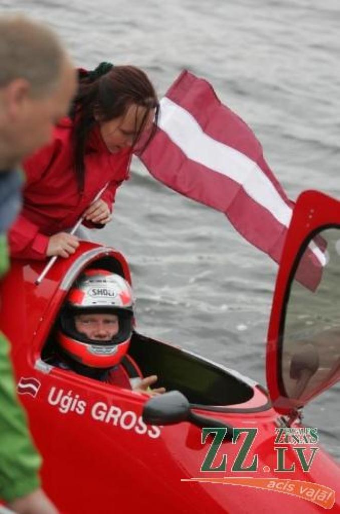 Uģis Gross veiksmīgi izturējis kvalifikācijas braucienus un piektdien stāsies uz pasaules čempionāta septītā posma starta līnijas.
Autors: No «Ziņu» arhīva.