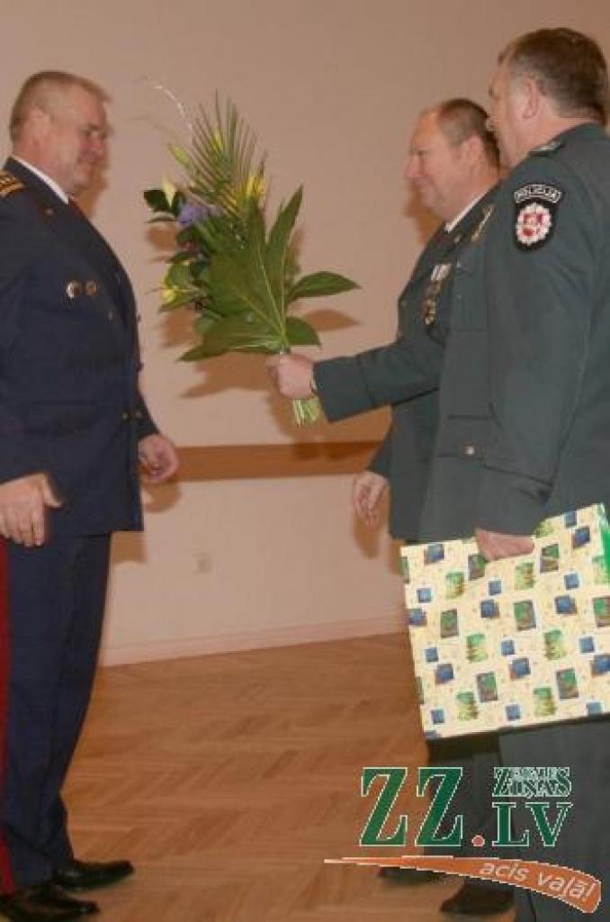 «Lai netrūkst spēka un izdarības cīnīties plecu pie pleca pret likumpārkāpējiem,» JPRPP priekšniekam pulkvedim Haraldam Dauginovičam novēl Jonišķu policijas komisariāta priekšnieks Aļģirds Gudinas.
Autors: Inga Karlinska.