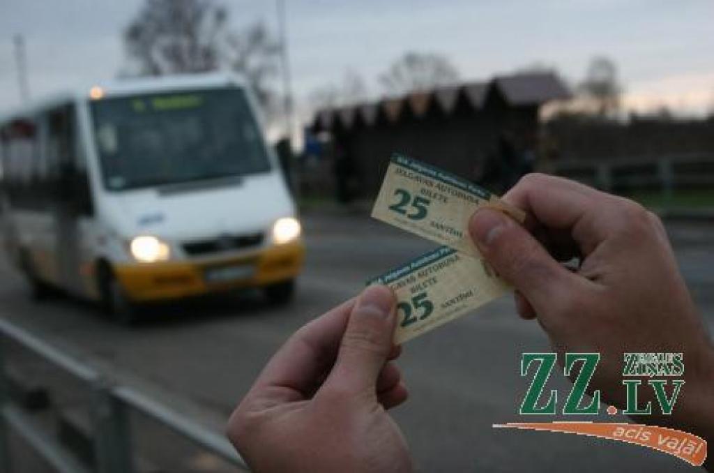 Ierastā takse - 25 santīmi par biļeti - drīz vien paliks vēsturei. Līdz ar jauna gada sākumu pasažieru tēriņi par vizināšanos sabiedriskajā transportā palielināsies.
Autors: Agris Samcovs.
