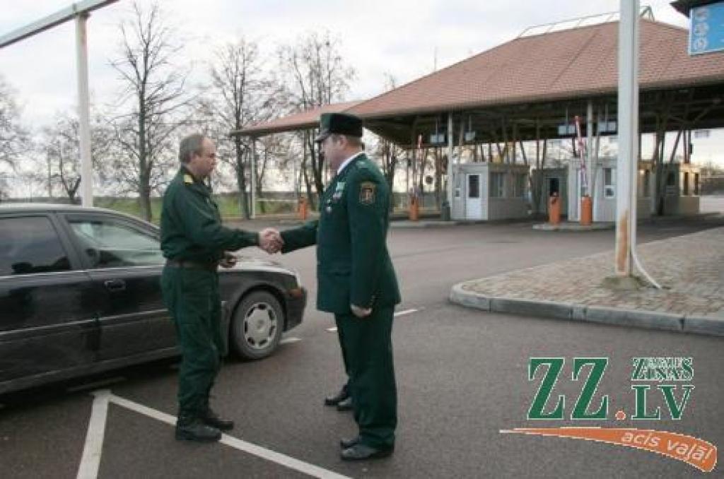Valsts robežsardzes priekšnieks ģenerālis Gunārs Dāboliņš sasveicinās ar Valsts robežsardzes Jelgavas pārvaldes Elejas robežapsardzības nodaļas priekšnieku Mārtiņu Bitēnu.
Autors: Inga Karlinska.