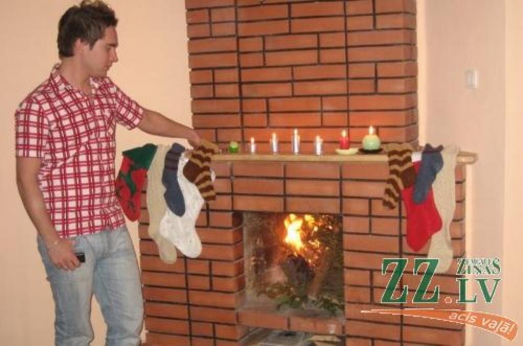 Arī šogad krāsainās zeķes tiks piepildītas ar dāvanām. Fotogrāfijā - par dāvanām domā pedagogs Juris Cīrulis.
Autors: No SOS Jauniešu mājas arhīva.