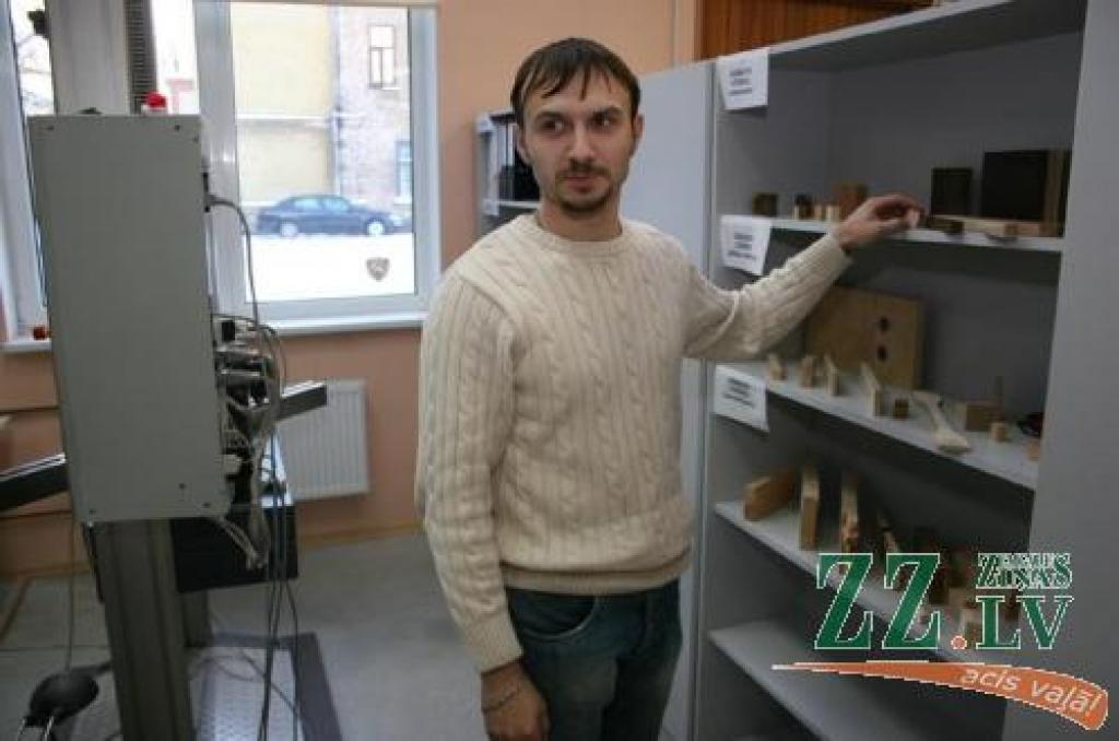 Ulda Spulles ikdiena paiet Meža un koksnes produktu pētniecības attīstības institūtā, kur viņš ir Testēšanas laboratorijas kvalitātes vadītājs, un Latvijas Lauksaimniecības universitātes Kokapstrādes katedrā, izglītojot studentus.
Autors: Agris Samcovs.