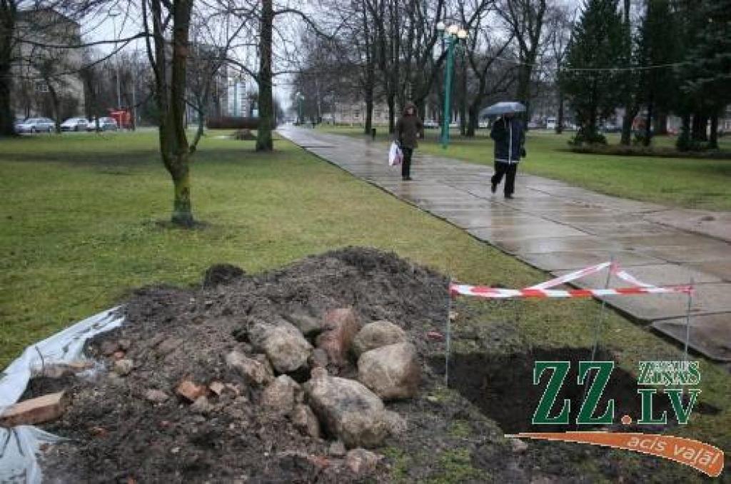 Gada beigās vai nākamā sākumā Stacijas parkā tiks uzstādīti četri reklāmas stendi. Darbu veicēja SIA «Media Jelgava» no pašvaldības atļauju tur tos izlikt saņēma ar nosacījumu, ka stendi būs aprīkoti ar lampām un padarīs apkārtni gaišāku. Tiesa, firmas valdes loceklis Aivars Šembels teic, ka pagaidām elektrību šai vietai nav izdevies piegādāt.
Autors: Agris Samcovs.