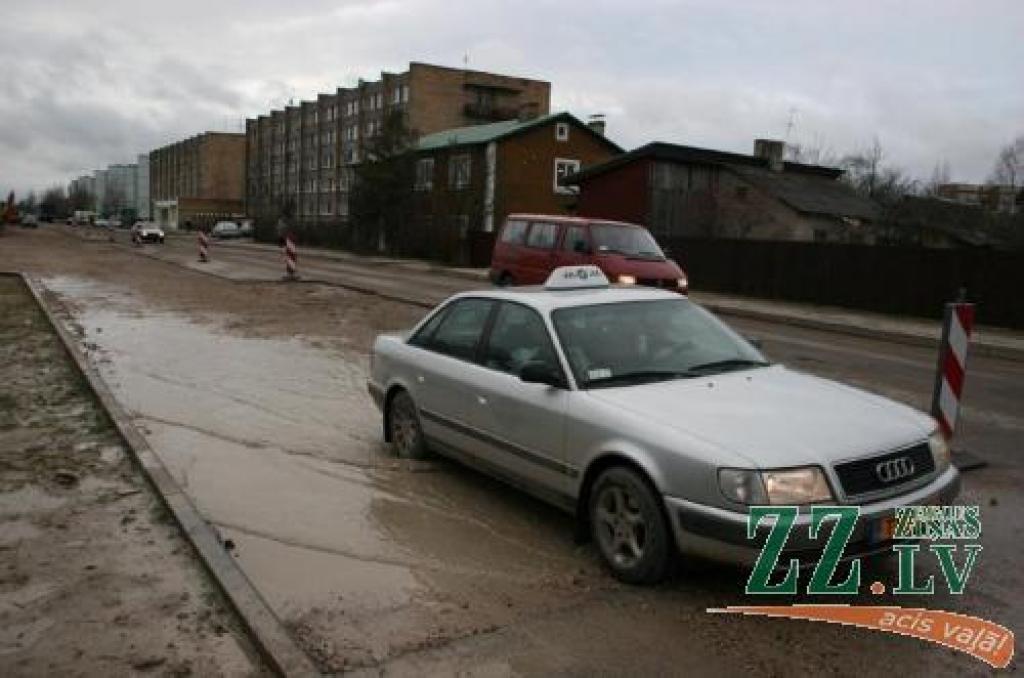 Vienas no lielākajām problēmām projekta «Ūdens apgādes un kanalizācijas sistēmas attīstība Jelgavā» pirmās kārtas laikā radās Satiksmes ielas apkaimē. Tā kā caurules bija jārok aptuveni sešu metru dziļumā, radās sarežģījumi ar augsto gruntsūdeni un citas nepilnības. Iela vairākas reizes pārrakta, jo caurules bija izvietotas nepareizi un tās, nosēžoties gruntij, sašķobījās. Daļā ielas arvien nav uzlikts asfalts, tādēļ satiksme Meiju ceļa un Satiksmes ielas krustojumā bieži vien ir haotiska.
Autors: Agris Samcovs.